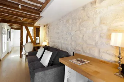 Coin salon dans l'établissement Habitat Parisien - 1BR-1BA - Duplex Louvre Museum