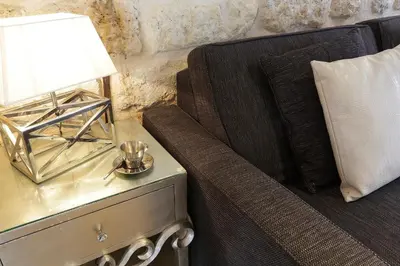 Coin salon dans l'établissement Habitat Parisien - 1BR-1BA - Duplex Louvre Museum