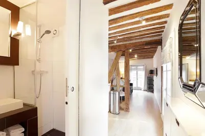Cuisine ou kitchenette dans l'établissement Habitat Parisien - 1BR-1BA - Duplex Louvre Museum