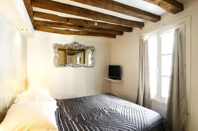 Un ou plusieurs lits dans un hébergement de l'établissement Habitat Parisien - 1BR-1BA - Duplex Louvre Museum