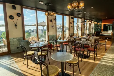 Restaurant ou autre lieu de restauration dans l'établissement The People - Paris Nation