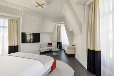 Un ou plusieurs lits dans un hébergement de l'établissement Kimpton - St Honoré Paris by IHG
