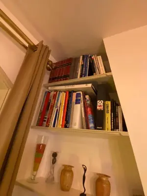 Bibliothèque dans l'appartement