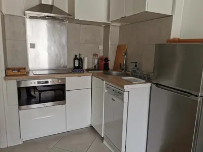Cuisine ou kitchenette dans l'établissement Lovely Flat in Paris - City center - Nation-Picpus
