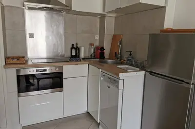 Cuisine ou kitchenette dans l'établissement Lovely Flat in Paris - City center - Nation-Picpus