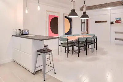 Cuisine ou kitchenette dans l'établissement Artist and Design Loft - 10 Guests - 5 Min From Metro