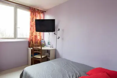 Télévision ou salle de divertissement dans l'établissement Double bedroom with shared kitchen & bathroom, Paris