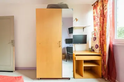 Télévision ou salle de divertissement dans l'établissement Double bedroom with shared kitchen & bathroom, Paris