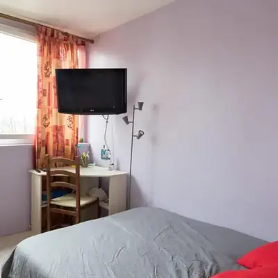 Double bedroom with shared kitchen & bathroom