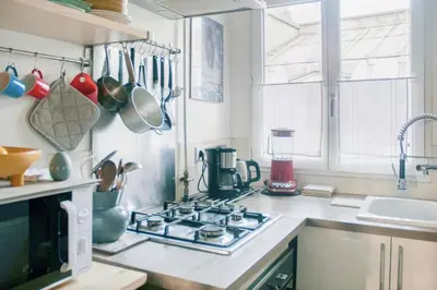 Cuisine ou kitchenette dans l'établissement Beautiful Bright Flat Near Jardin Des Plantes