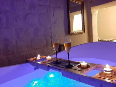 Piscine de l'établissement Guernica Apartment Paris Montmartre ou située à proximité