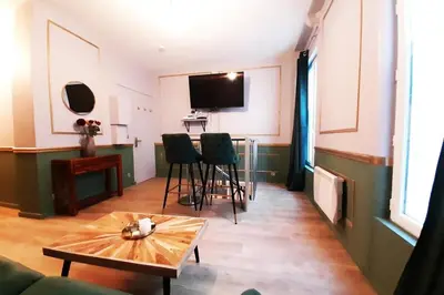 Télévision ou salle de divertissement dans l'établissement Guernica Apartment Paris Montmartre