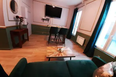 Télévision ou salle de divertissement dans l'établissement Guernica Apartment Paris Montmartre