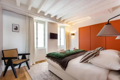 Un ou plusieurs lits dans un hébergement de l'établissement Cozy Apartment -2BR-6P- Cathédrale de Notre-Dame