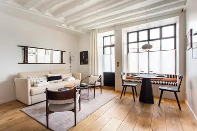 Coin salon dans l'établissement Cozy Apartment -2BR-6P- Cathédrale de Notre-Dame