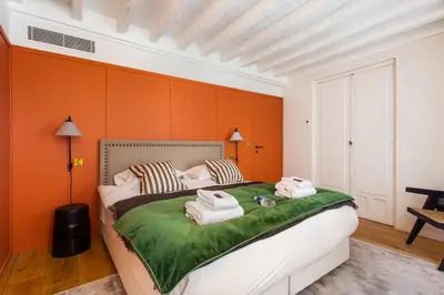 Un ou plusieurs lits dans un hébergement de l'établissement Cozy Apartment -2BR-6P- Cathédrale de Notre-Dame