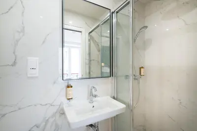 Salle de bains dans l'établissement HOTEL AU COEUR DES ARTS ET METIERS