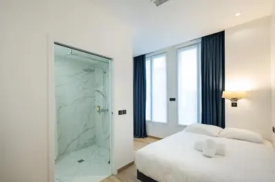 Salle de bains dans l'établissement HOTEL AU COEUR DES ARTS ET METIERS