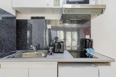 Cuisine ou kitchenette dans l'établissement Cosy studio for 2 people - Jardin du Luxembourg