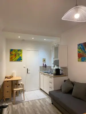 Cuisine ou kitchenette dans l'établissement Cosy, charming apartment with courtyard