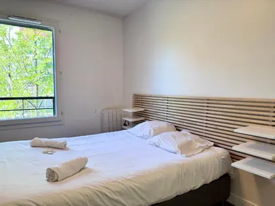 Un ou plusieurs lits dans un hébergement de l'établissement FRUITIERS2 - Bright 3 BR 15' away from the center of Paris