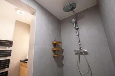 Salle de bains dans l'établissement GuestReady - Apt near Parc de la Villette