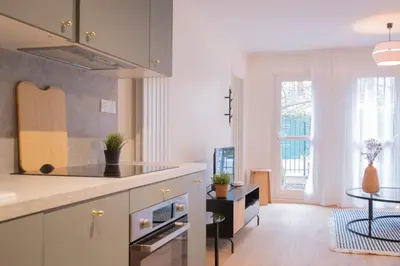 Cuisine ou kitchenette dans l'établissement GuestReady - Apt near Parc de la Villette