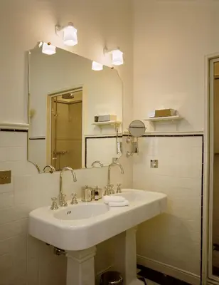 Salle de bains dans l'établissement Château Voltaire