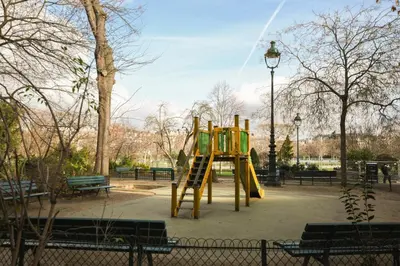 Aire de jeux pour enfants de l'établissement Modern Family Apartment Next To The Eiffel Tower