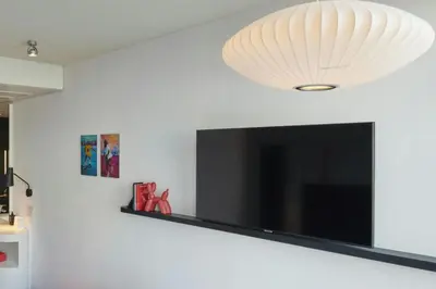 Télévision ou salle de divertissement dans l'établissement citizenM Paris Champs-Élysées