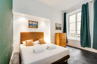 Un ou plusieurs lits dans un hébergement de l'établissement Chic apartment - 2BR-6P - Boulevard Saint-Germain
