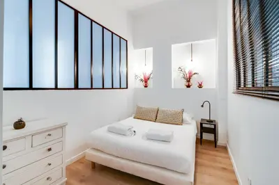 Un ou plusieurs lits dans un hébergement de l'établissement Chic apartment - 2BR-6P - Boulevard Saint-Germain
