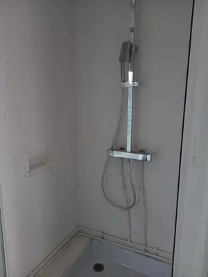 Salle de bains dans l'établissement PAVILLON & Jardinet A 5 MN PARIS , 30 MN STADE de FRANCE au pied du RER B