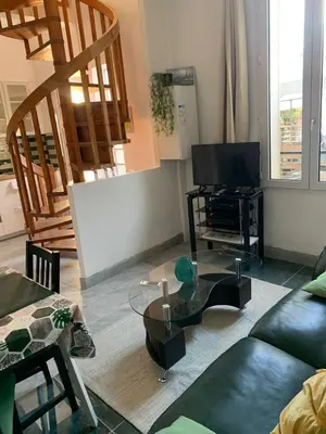 Coin salon dans l'établissement PAVILLON & Jardinet A 5 MN PARIS , 30 MN STADE de FRANCE au pied du RER B