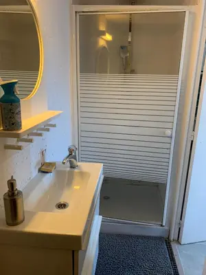 Salle de bains dans l'établissement PAVILLON & Jardinet A 5 MN PARIS , 30 MN STADE de FRANCE au pied du RER B