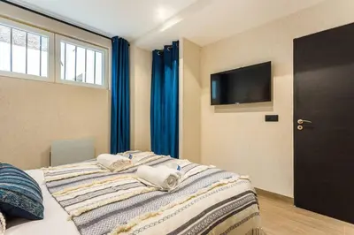 Un ou plusieurs lits dans un hébergement de l'établissement Nation-Charonne II Charming Apartment 1BR-4P