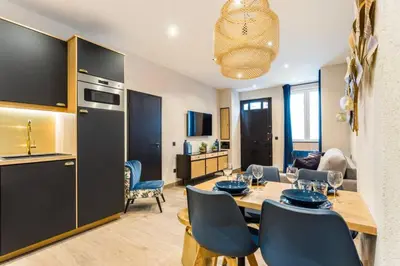 Cuisine ou kitchenette dans l'établissement Nation-Charonne II Charming Apartment 1BR-4P