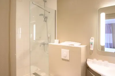 Salle de bains dans l'établissement ibis Paris Tour Montparnasse 15eme