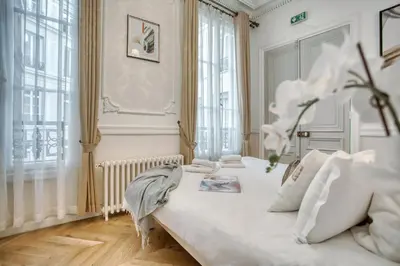 Un ou plusieurs lits dans un hébergement de l'établissement Galeries LaFayette - 7 bedrooms - lift - aircon