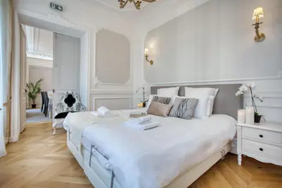 Un ou plusieurs lits dans un hébergement de l'établissement Galeries LaFayette - 7 bedrooms - lift - aircon