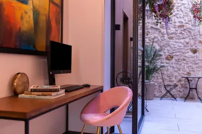 Télévision ou salle de divertissement dans l'établissement Hôtel Le Milie Rose