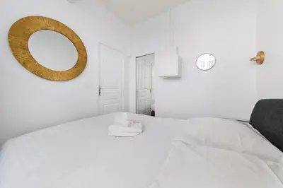 Un ou plusieurs lits dans un hébergement de l'établissement Charmant appartement calme place du Trocadéro - 4P - FLAT-GUEST