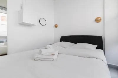 Un ou plusieurs lits dans un hébergement de l'établissement Charmant appartement calme place du Trocadéro - 4P - FLAT-GUEST