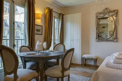 Coin salon dans l'établissement CHABLIS 27 avenue de la Bourdonnais 75007