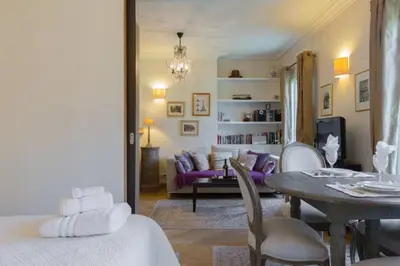 Un ou plusieurs lits dans un hébergement de l'établissement CHABLIS 27 avenue de la Bourdonnais 75007