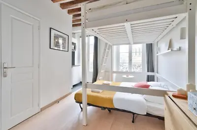 Un ou plusieurs lits dans un hébergement de l'établissement Pretty Mezzanine Studio in the Heart of Paris (2F)