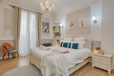 Un ou plusieurs lits dans un hébergement de l'établissement Charmant 150m2 5CH Romantic - Centre Ville - Clim