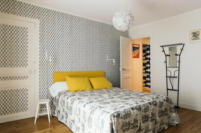 Un ou plusieurs lits dans un hébergement de l'établissement Chez Pépé Merle - Chambres d'hôtes dans le quartier du Père Lachaise