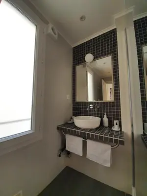 Salle de bains dans l'établissement Chez Pépé Merle - Chambres d'hôtes dans le quartier du Père Lachaise