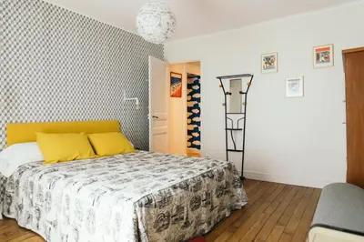 Un ou plusieurs lits dans un hébergement de l'établissement Chez Pépé Merle - Chambres d'hôtes dans le quartier du Père Lachaise
